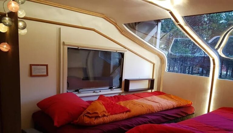 Inari: Overnight Aurora Hunt in Mobile Cabin on Lake Inari