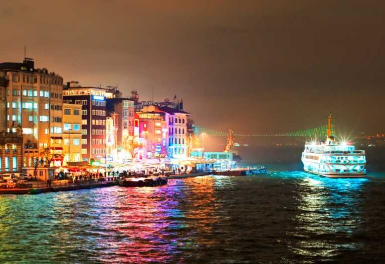 Istanbul: Bosphorus Dinner Cruise Incl. Drinks with Transfer