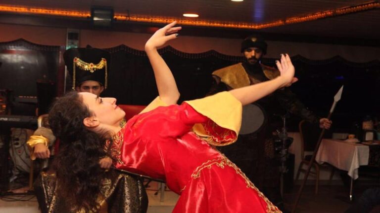 Istanbul: Bosphorus Evening Dinner Cruise with Entertainment