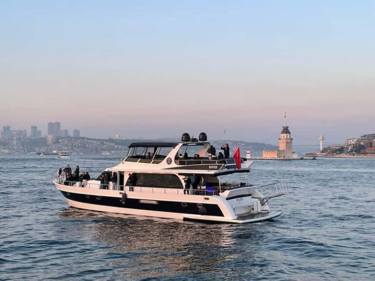 Istanbul: Bosphorus Sunset or Night Yacht Cruise & Transfers