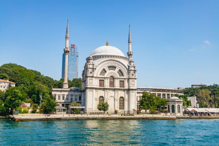 Istanbul: Bosphorus Yacht Cruise with Stopover on Asian Side