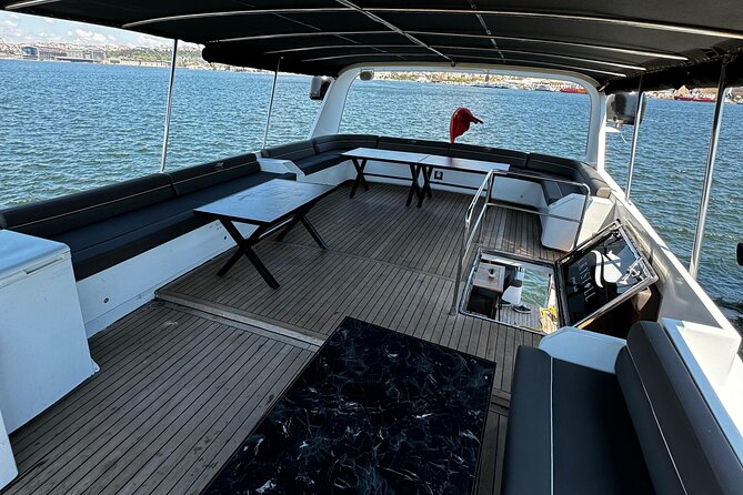 Istanbul Private Luxury Yacht on Bosphorus 25 Meter 82 Feet