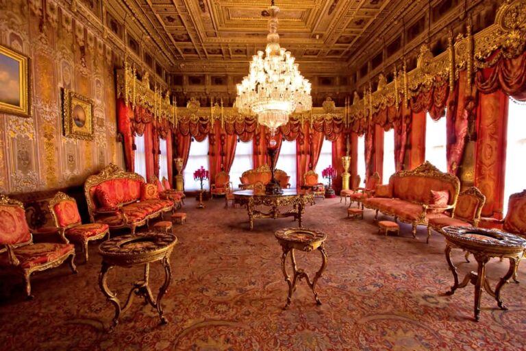 Istanbul:Dolmabahce Palace Skip-the-Line Entry & Audio Guide