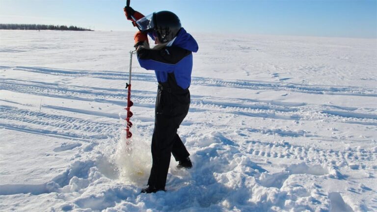 Kemi-Tornio: Ice Fishing Safari with Snowmobiles