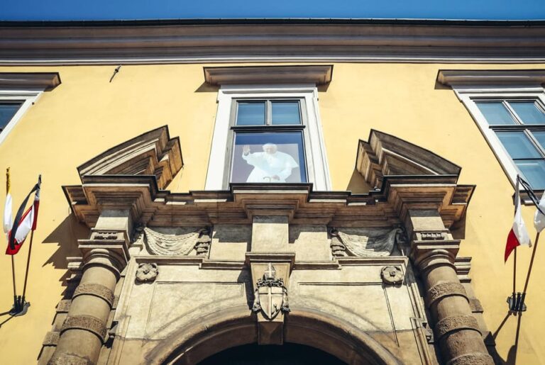 Krakow: John Paul II Guided Tour with Wawel Castle Entry