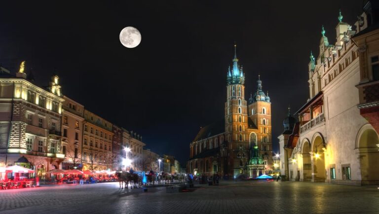 Krakow: Old Town Walk and Underground Museum Tour