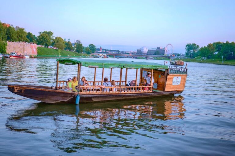 Krakow: Private Gondola Cruise with Delicacies
