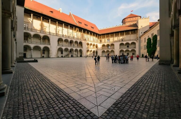 Krakow: Wawel Castle and Cathedral Guided Tour