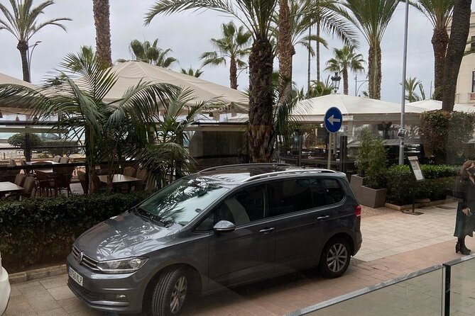La Roca Village: private Round-Trip Transfer