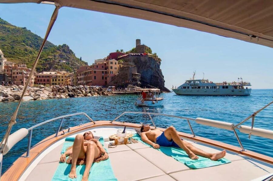 La Spezia: Cinque Terre Boat Tour with Snacks and Drinks - First Stop: Riomaggiore