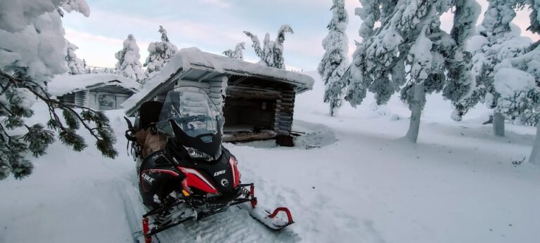 Lapland: Private VIP 7h Snowmobile Tour with Local Guide