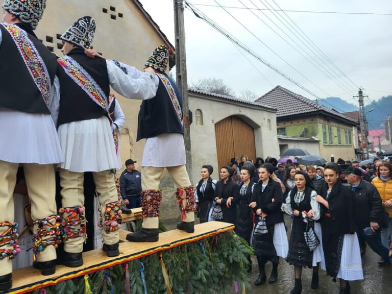Learning toghether Transylvanian dances in Sibiu