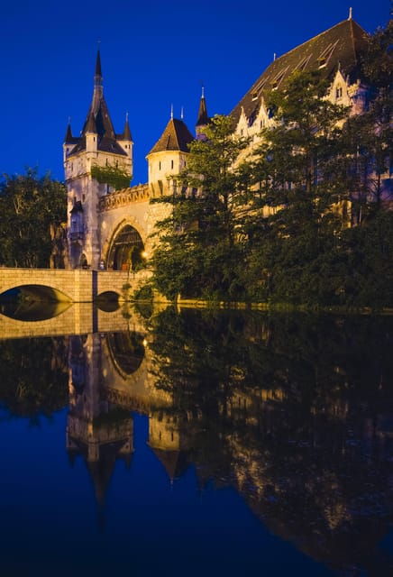 Light up Budapest: Private 2-hour night tour by luxury car
