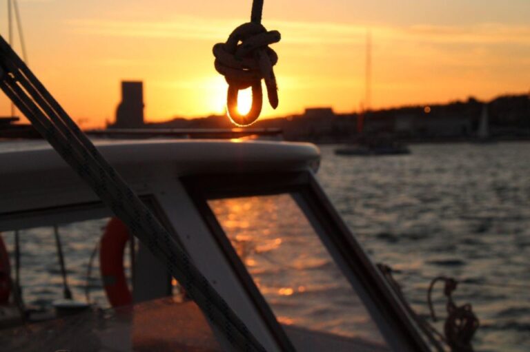 Lisbon: 2H Sunset Boat Cruise Tour with Drinks