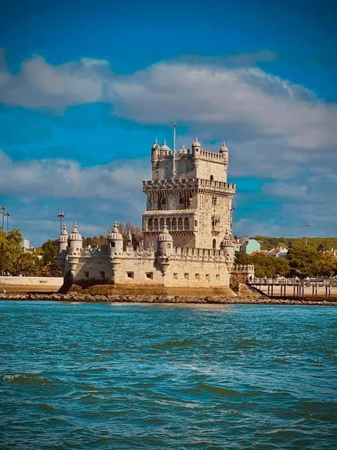 Lisbon: Boat Tour 2:30H w/ Welcome Drink and Snacks