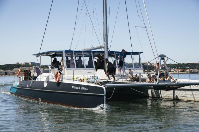 Lisbon: Catamaran Boat Party with Music, Open Bar & Dives