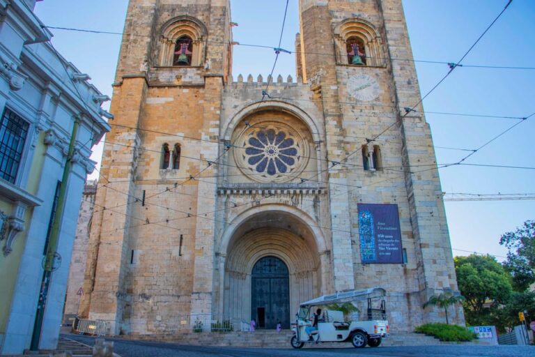 Lisbon: Early Morning TukTuk Tour – hotel/cruise ship pickup