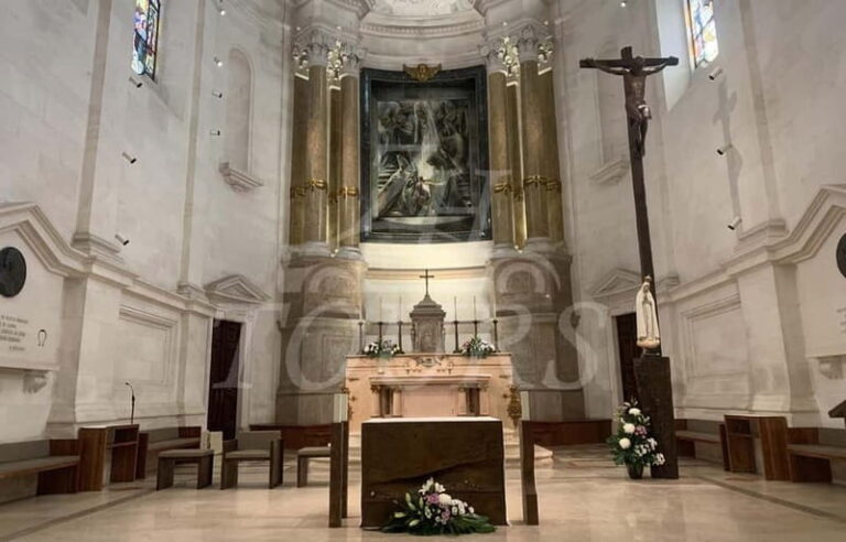 lisbon: Fatima, Nazare, Obidos, mira de aire private tour