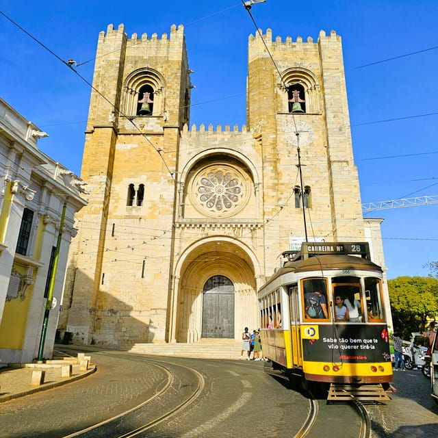Lisbon: Oldtown and alfama 90 min by tuktuk