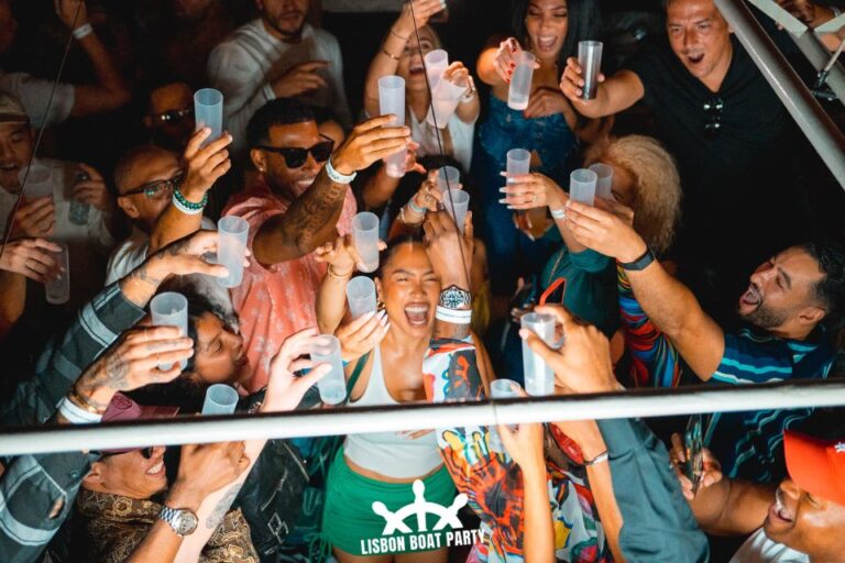Lisbon: Sunset Boat Party with 2 Drinks and Free Club Entry