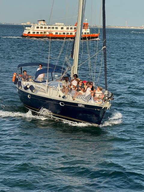 Lisbon: Sunset boat tour with wine