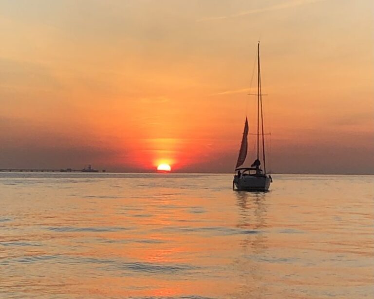 Lisbon: Sunset Cruise with Drinks and Snacks
