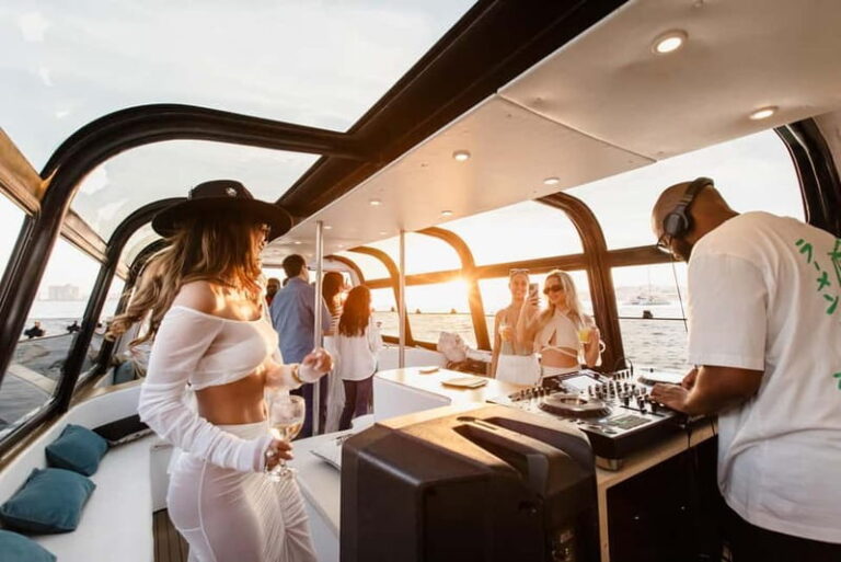 Lisbon: Sunset/Night Boat Party with Open Bar, Snacks & DJ