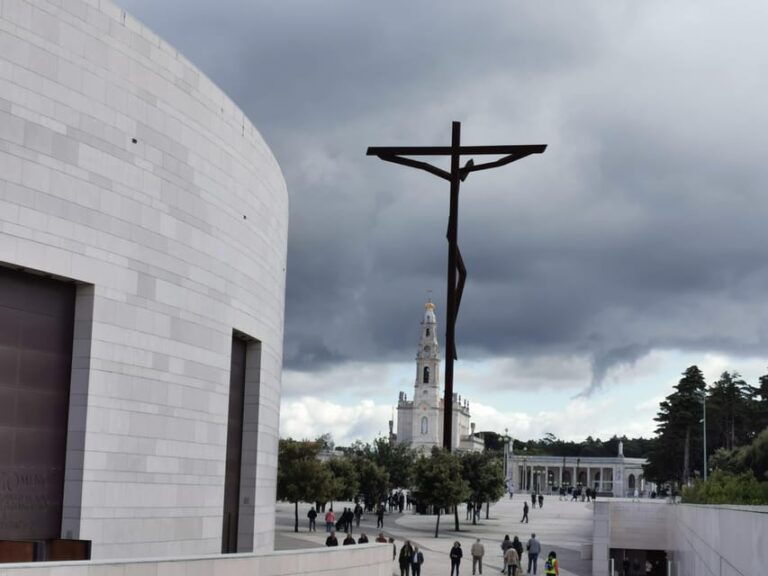 Lisbon to Fatima Nazaré and Óbidos Private Full Day Tour