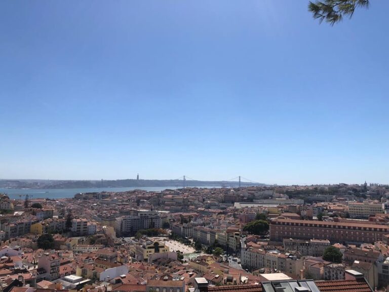 Lisbon: Tuk Tuk 1H30 Tour Old Town Complete with a Old Timer