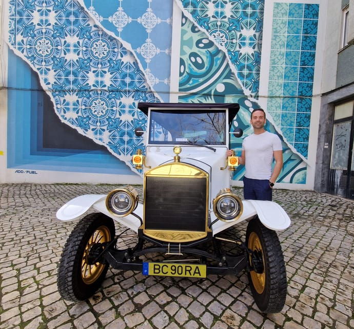Lisbon: Tuk Tuk 2H Tour Lisbon with a Old Timer