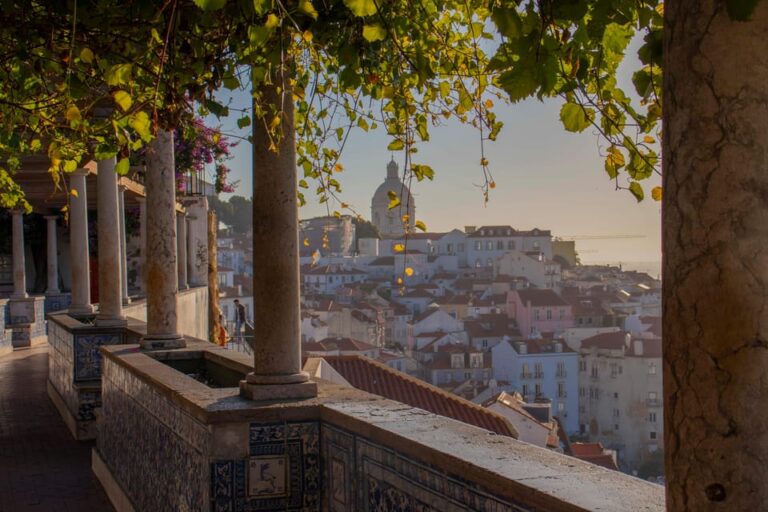Lisbon: Tuk-Tuk Tour in French or German w/True Local Guide