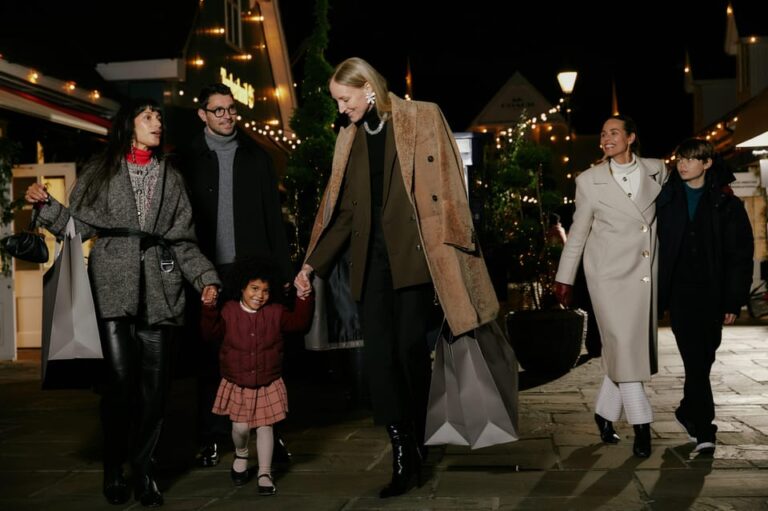 London: Bicester Village Shopping Day Trip with Coach Ride