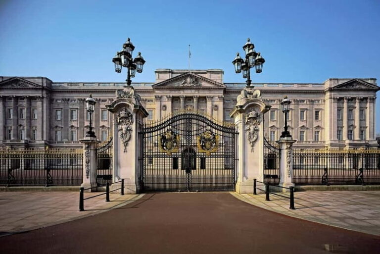 London: Buckingham Palace & Royal City Walking Tour