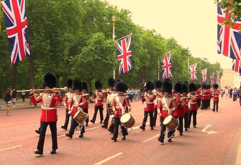 London: Changing of the Guard Guided Tour Experience
