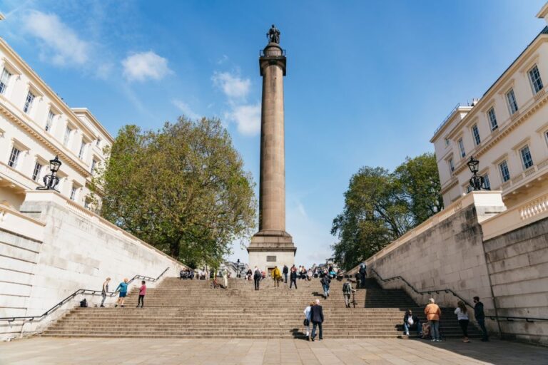 London: Changing of the Guard Tour by Buckingham Palace