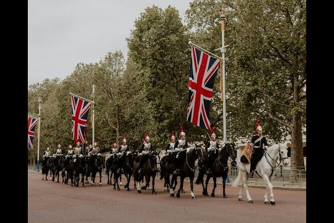 London Highlights: Guided Walking Tour & Changing of the Guards