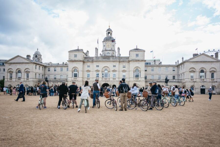 London: Landmarks & Secrets Bike Tour with Pub & Street Art - Starting Point and First Impressions