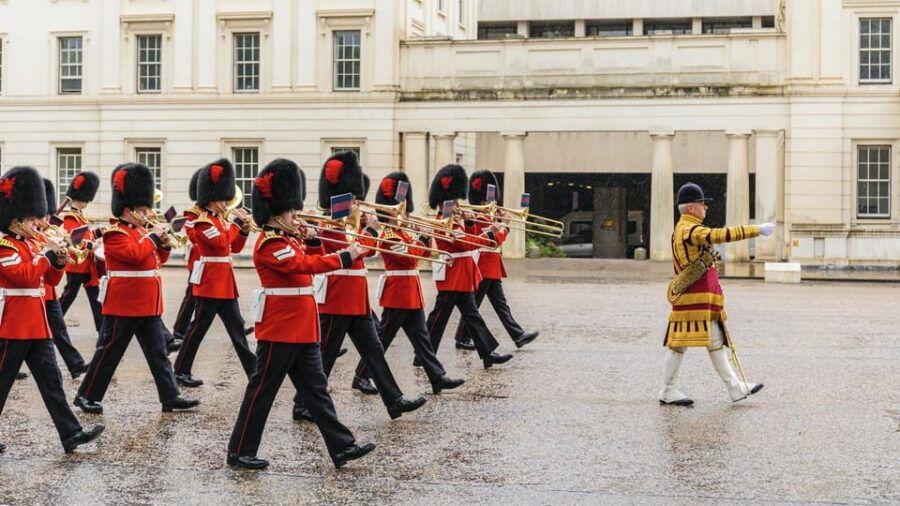 London: Royal Walking Tour with Guard Change & Royal Mews - Good To Know