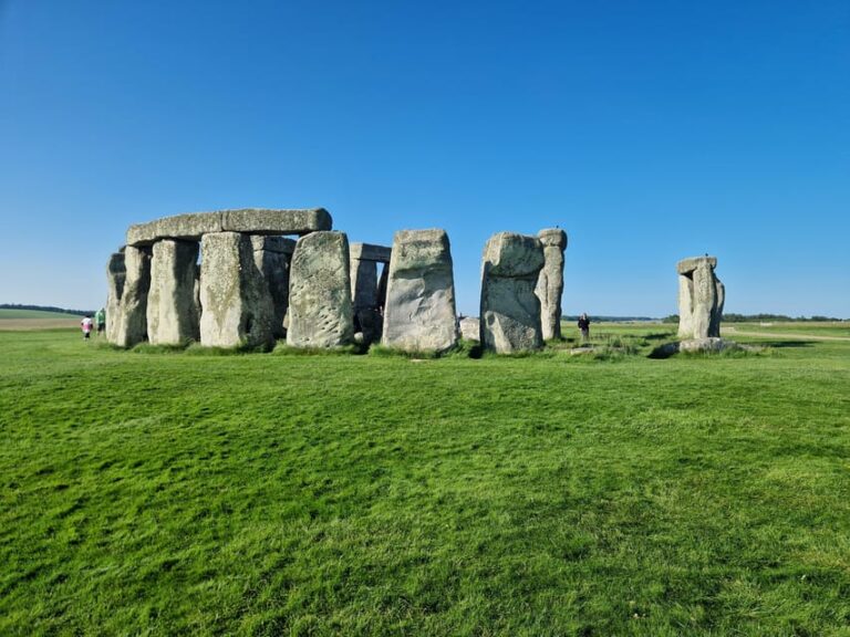 London: Stonehenge and Woodhenge Private Black Cab Tour
