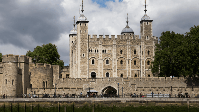 London: Tower of London Guided Tour and Nearby Rickshaw Ride