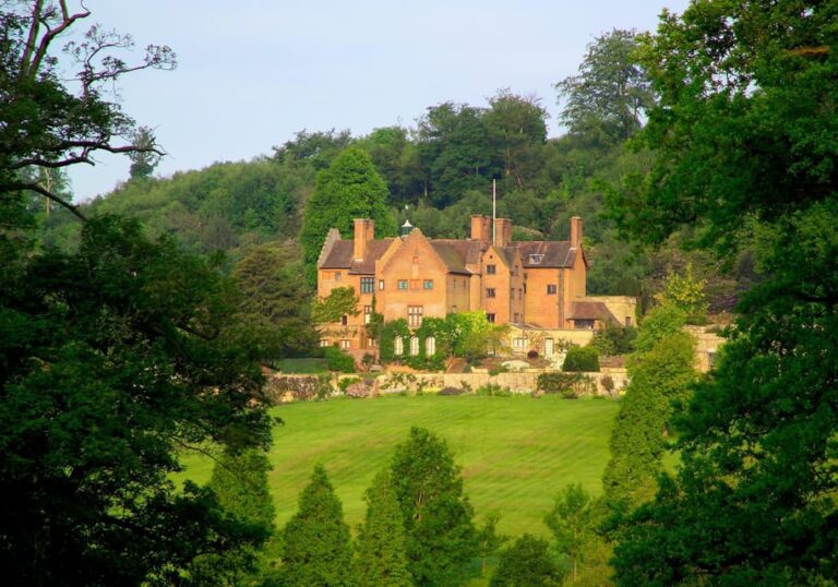London: Winston Churchill Family Home with Transportation