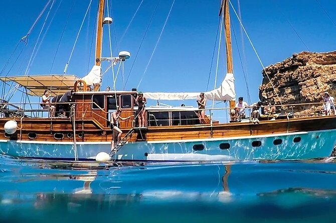Malta: Around Comino Cruise and Gozo Jeep Tour with Lunch
