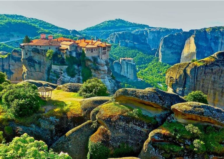 Meteora Monasteries: Full Day Tour from Athens