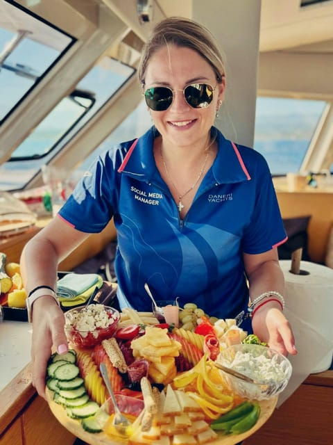 Milos: Full-Day Premium Catamaran Cruise Kleftiko & Polyegos