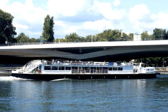 Paris: Cruise, gourmet dinner & live show