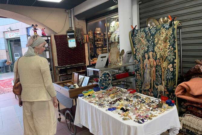 Paris: Saint Ouen Flea Market Guided Tour with Local Guide