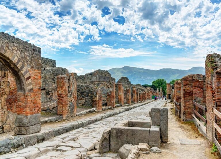 Pompeii and Amalfi – VIP tour/Small group from Naples