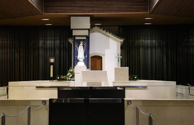 Porto: Complete Private Tour to the Sanctuary of Fatima