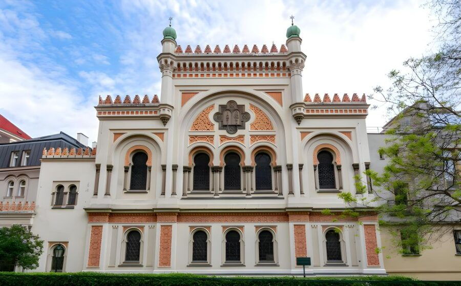 Prague: Guided Tour inside the Jewish Cemetery & Synagogues - Detailed Review of the Tour Experience