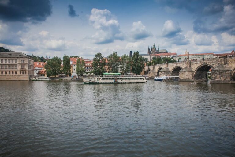 Prague: Vltava River Evening Dinner Cruise